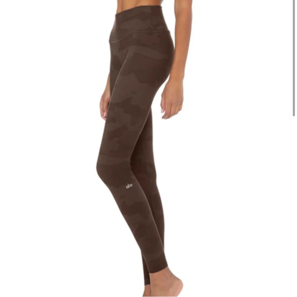 Alo Yoga High Waist Camo Leggings, Cocoa Brown in size XS